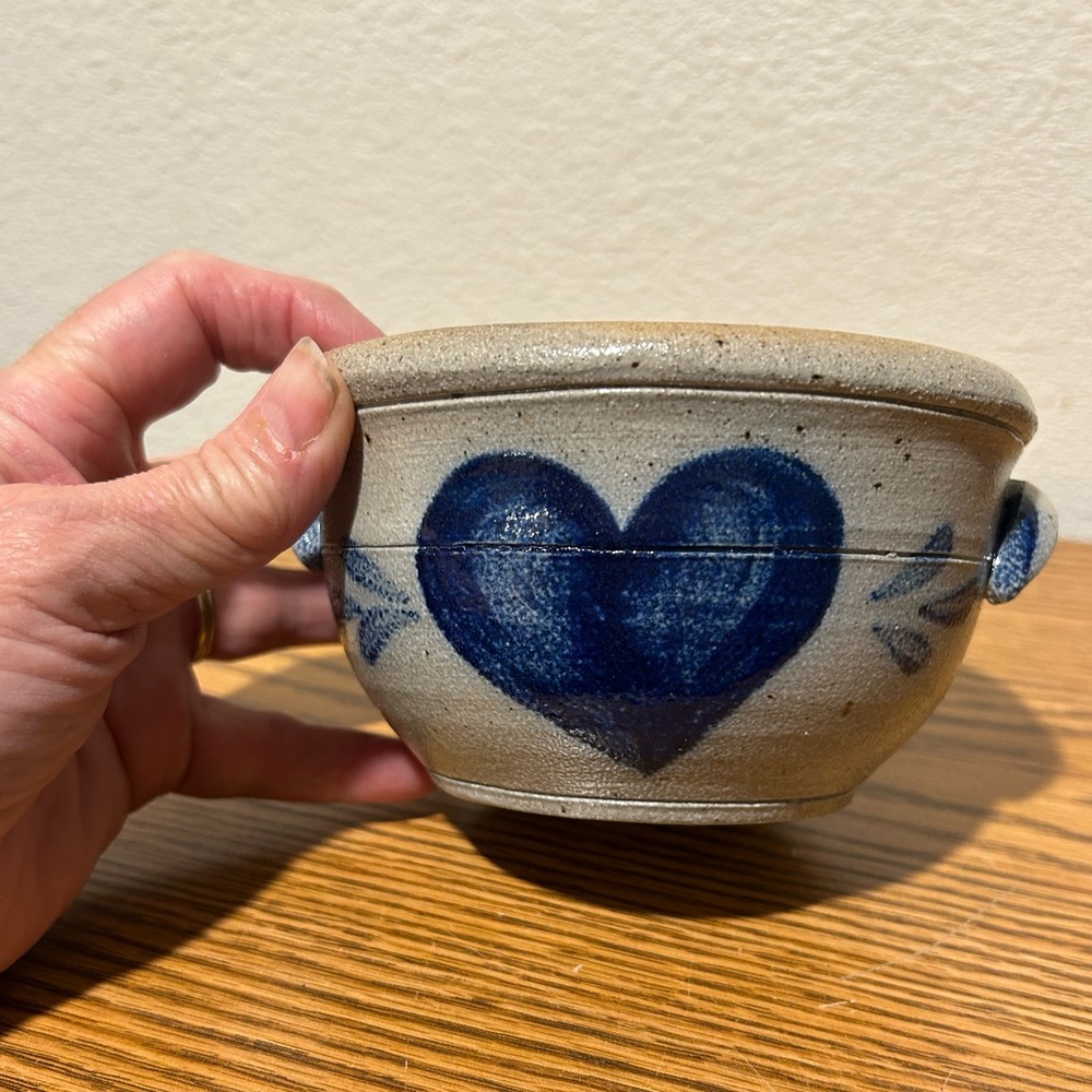 Vintage Artisan Salt Glazed Stoneware Bowl With Ears and Blue Heart Motif “1987” - Picture 9 of 10